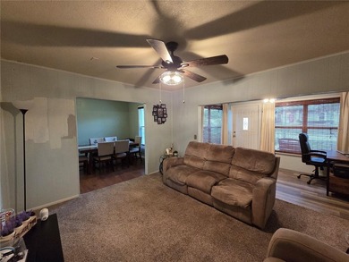 Under contract-accepting backup offers. Charming 3 bedroom, 1 - photo 4