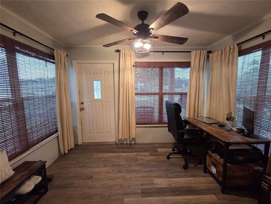 Under contract-accepting backup offers. Charming 3 bedroom, 1 - photo 5