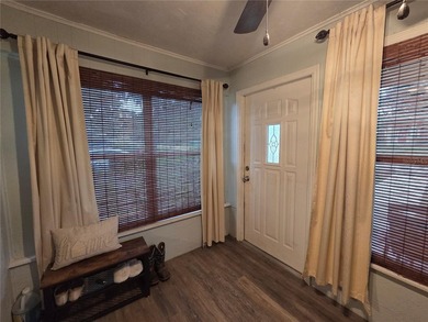Under contract-accepting backup offers. Charming 3 bedroom, 1 - photo 6