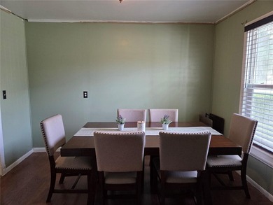Under contract-accepting backup offers. Charming 3 bedroom, 1 - photo 9