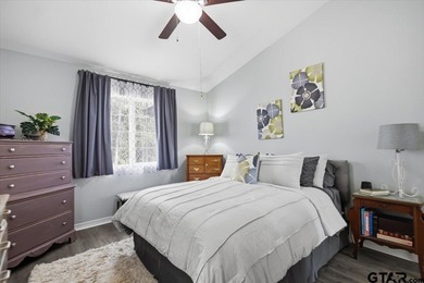 This charming country cottage, tucked away on a wooded corner - photo 12