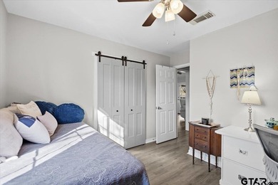 This charming country cottage, tucked away on a wooded corner - photo 17