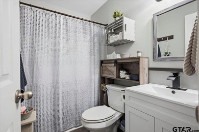 This charming country cottage, tucked away on a wooded corner - photo 18