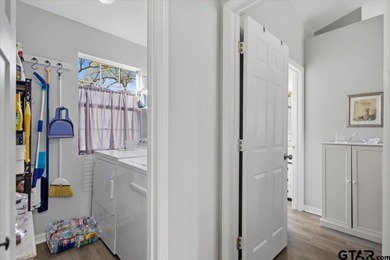This charming country cottage, tucked away on a wooded corner - photo 19