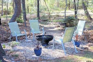 This charming country cottage, tucked away on a wooded corner - photo 22