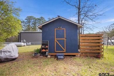 This charming country cottage, tucked away on a wooded corner - photo 23