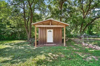 Charming 2-bedroom, 1-bath home offering approximately 1,000 - photo 38