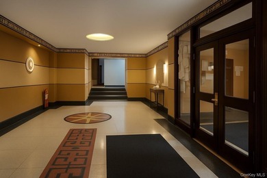 A generously sized 800 sqft one-bedroom apartment in - photo 11