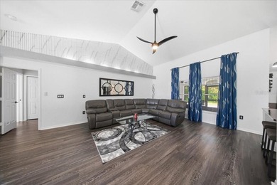 Welcome home to this beautifully updated 3-bedroom, 2-bath home - photo 7