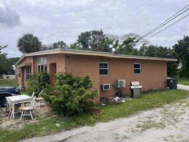 This 3-unit property is located in the heart of Fort Pierce and - photo 1