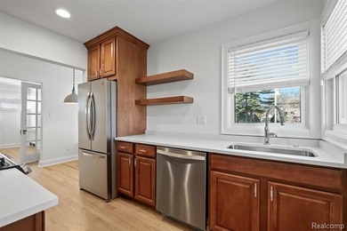 Seller is motivated! Welcome to your turnkey bungalow just steps - photo 8