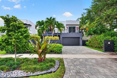 Stunning 4-bed 4-bath, Gated home in Victoria Park with custom - photo 2