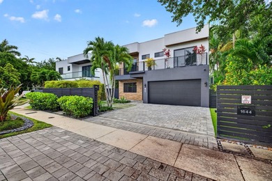 Stunning 4-bed 4-bath, Gated home in Victoria Park with custom - photo 4
