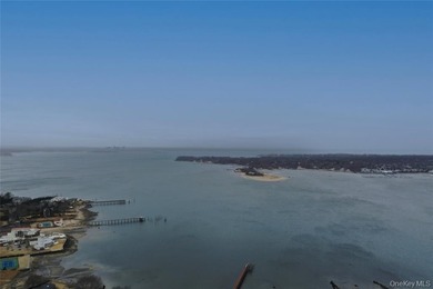 Presenting a spectacular 1.23 acre prime Kings Point waterfront - photo 11