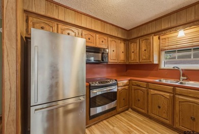 The Ultimate Holly Lake Retreat: Modern Updates & Resort Living - photo 13