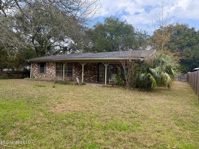 Quiet home tucked between Buena Vista and Pascagoula Street on a - photo 2