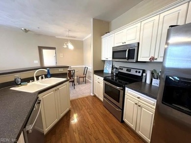 3 beautiful bedrooms, primary suite on opposite side from the - photo 8
