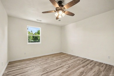 Welcome home to this beautifully remodeled 3-bedroom, 2-bath gem - photo 16