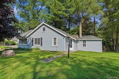 Move in ready ranch on a corner lot with lake access. This home - photo 1
