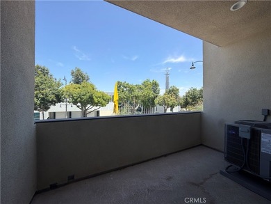 Live/Work Unit! Rare ground-floor dedicated workspace with a - photo 17