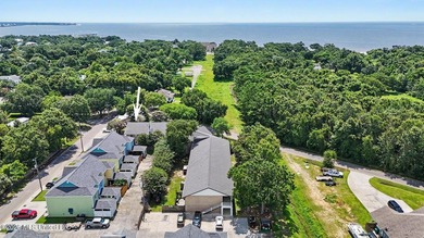 Enjoy coastal living in this beautifully updated first-floor - photo 21