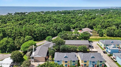 Enjoy coastal living in this beautifully updated first-floor - photo 23