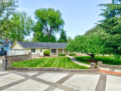 Welcome to a truly special property where privacy, craftsmanship - photo 2