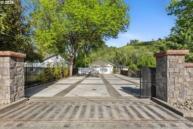 Welcome to a truly special property where privacy, craftsmanship - photo 3