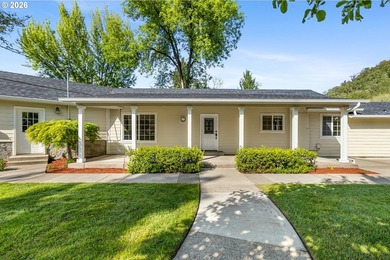 Welcome to a truly special property where privacy, craftsmanship - photo 4
