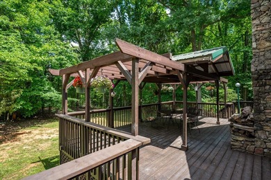 One-owner custom built log home on 2.5 acres on a small lake - photo 30