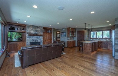 Gorgeous custom renovated *4-bedroom, 2-bath lake home on the - photo 12
