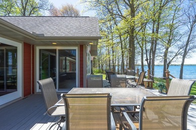 Gorgeous custom renovated *4-bedroom, 2-bath lake home on the - photo 32