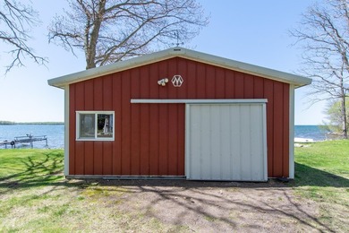 Gorgeous custom renovated *4-bedroom, 2-bath lake home on the - photo 36