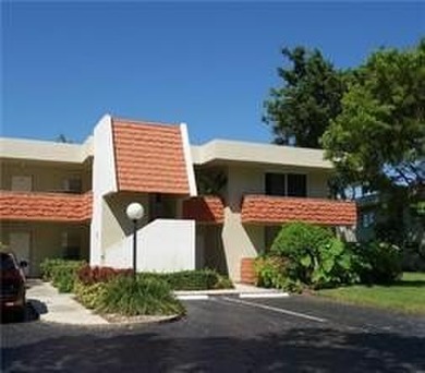 SPACIOUS UPDATED 3-BEDROOM, 2-BATH CORNER GARDEN APARTMENT WITH - photo 1