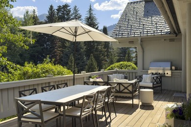 This incredible downtown estate offers luxurious living within - photo 11
