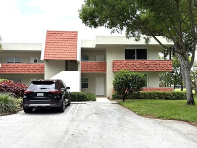 SPACIOUS UPDATED 3-BEDROOM, 2-BATH CORNER GARDEN APARTMENT WITH - photo 2