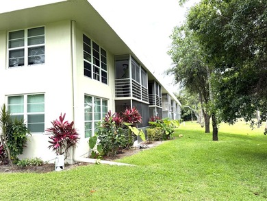SPACIOUS UPDATED 3-BEDROOM, 2-BATH CORNER GARDEN APARTMENT WITH - photo 4
