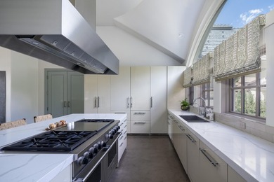 This incredible downtown estate offers luxurious living within - photo 14