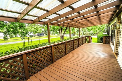 Welcome to this beautifully maintained waterfront property - photo 24