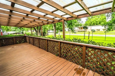 Welcome to this beautifully maintained waterfront property - photo 25
