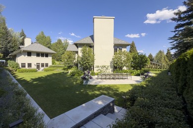 This incredible downtown estate offers luxurious living within - photo 50