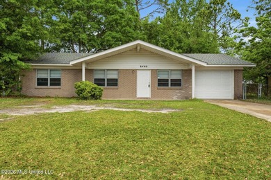 Welcome to this cozy and affordable single-family home in the - photo 2
