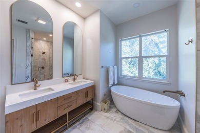 Stunning lakefront home filled with natural light, luxury - photo 19