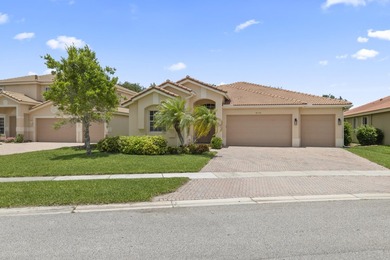 Beautifully maintained 4-bedroom, 3-bath home with a 3-car - photo 2
