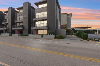 Luxurious Urban 8 townhouse in Tulsa's East Village, walking