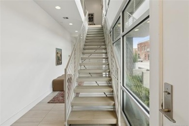 Luxurious Urban 8 townhouse in Tulsa's East Village, walking