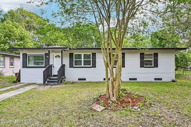 Come check out this four-bedroom, one-bathroom home is move-in - photo 1