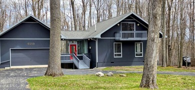 Large Michaywe home on a quiet cul-de-sac set in the wood. This - photo 3