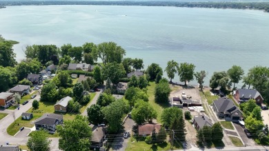 Lake Home For Sale in Saint-Mathias-Sur-Richelieu, 