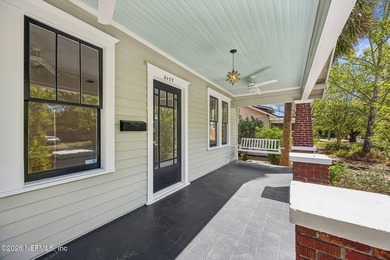 Cute Riverside bungalow with open porch and porch swing - a - photo 2